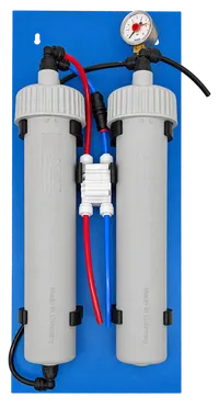 Turbo auf blauer Montageplatte mit zwei grauen Filtergehäusen und Manometer