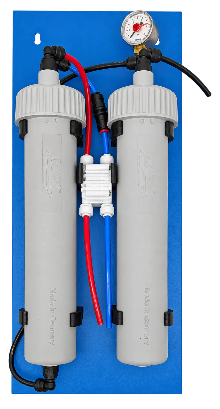 Turbo auf blauer Montageplatte mit zwei grauen Filtergehäusen und Manometer