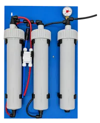 Twin Turbo auf blauer Montageplatte mit drei grauen Filtergehäusen und Manometer
