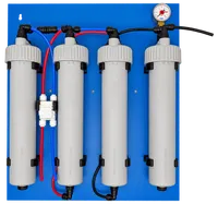 Fresh-RO auf blauer Montageplatte mit vier grauen Filtergehäusen und Manometer
